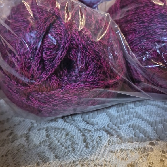 Fashion Plus Mill Ends•100% Mixed Fibers•14oz•Chainette Yarn - Picture 4 of 4